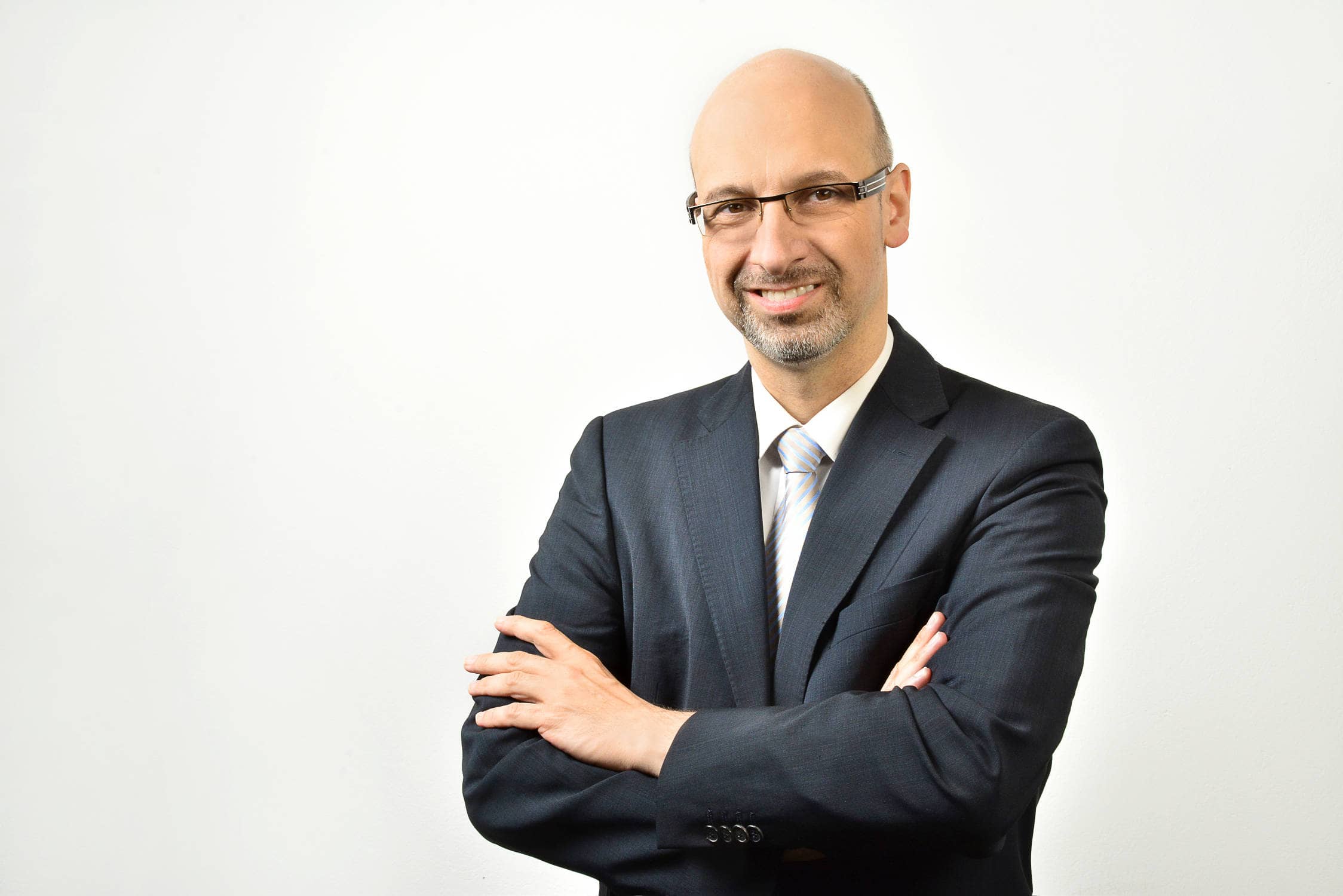 Foto von Mario Stoffels in anthrazitfarbenem Anzug mit weißem Hemd